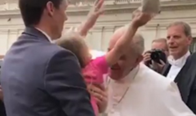 А Папа смеялся: понтифика в Ватикане чуть не обокрали на глазах у всех