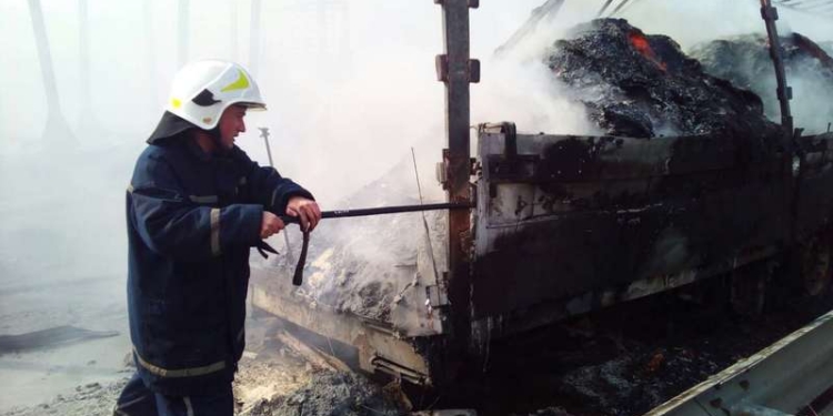 Под Николаевом на трассе столкнулись и вспыхнули два DAF с полуприцепами