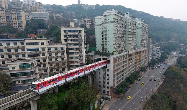 Нам такое и не снилось. В Китае поезд идет через 19-этажный жилой дом