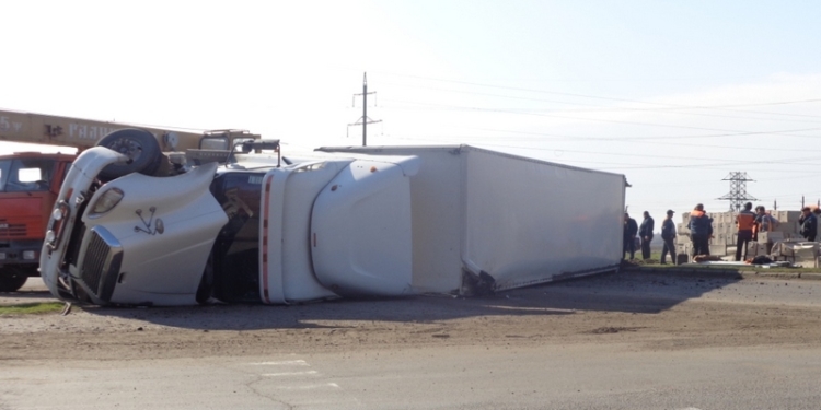 Внимание: на Н-11 «Днепр-Николаев» перевернулась фура, движение затруднено