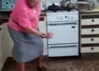 74-летняя аргентинская бабуля настолько жарко танцевала кумбию под La Pollera Amarilla, что с ней захотела встретиться исполнительница песни
