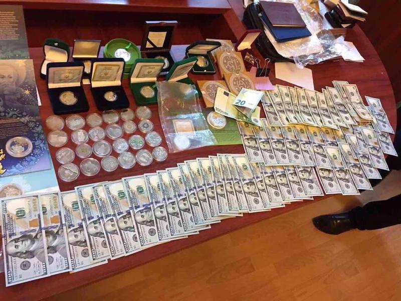 В доме начальника Шосткинского отдела полиции нашли флаг РФ и оружие, а в рабочем кабинете – $21,5 тыс., золотые слитки и коллекцию монет 4