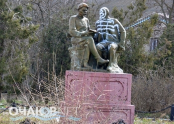 Мемориальный боди-арт: в Очакове не тронули Горького, но разрисовали Ленина