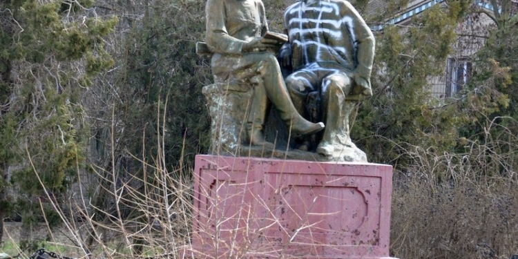 Мемориальный боди-арт: в Очакове не тронули Горького, но разрисовали Ленина