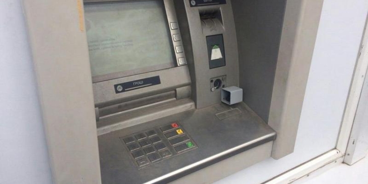Присматривайтесь к банкоматам, когда снимаете деньги: в Николаеве на одном из них обнаружили скрытую камеру