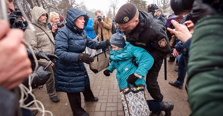 В Минске проходят акции ко Дню Воли в Минске – ОМОН начал массово задерживать людей