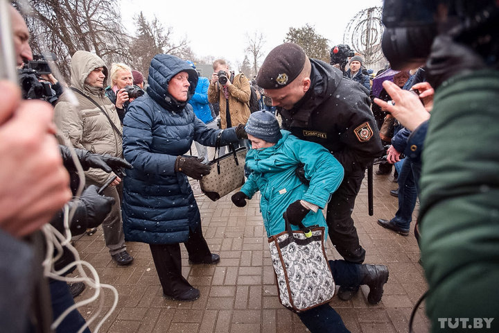 В Минске проходят акции ко Дню Воли в Минске – ОМОН начал массово задерживать людей 3
