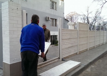 Депутат Апанасенко решил собрать свой забор, ударив николаевца, снимавшего это на видео