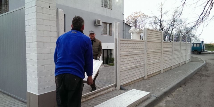 Депутат Апанасенко решил собрать свой забор, ударив николаевца, снимавшего это на видео