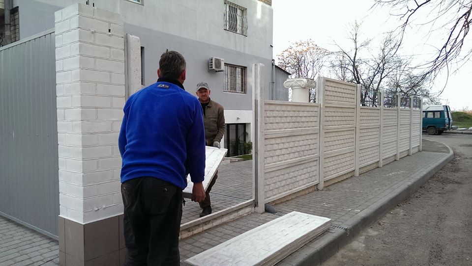Депутат Апанасенко решил собрать свой забор, ударив николаевца, снимавшего это на видео 1