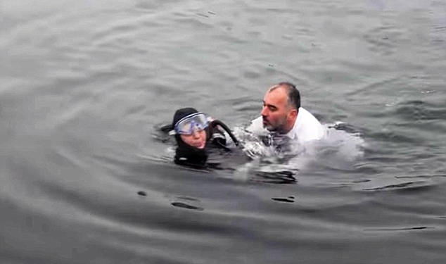 Интересно, а наш также бы смог? Мэр турецкого города сиганул в воду спасать женщину-аквалангиста, потерявшую сознание