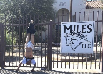 «Висит на заборе, колышется ветром»: в США мужчина, который хотел ограбить школу, попал в ловушку