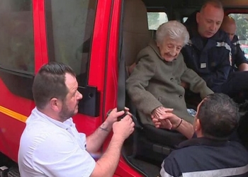 Мечты сбываются: в свое 112-летие француженка наконец-то покаталась на пожарном авто!