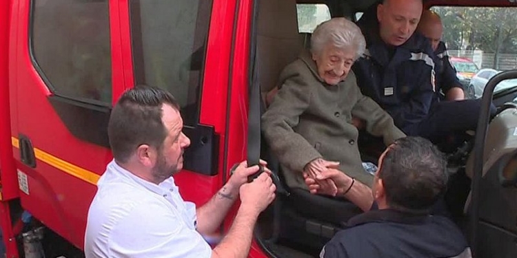 Мечты сбываются: в свое 112-летие француженка наконец-то покаталась на пожарном авто!