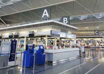 А после этого им еще надо было лететь… В индонезийском аэропорту на головы пассажиров посыпался потолок