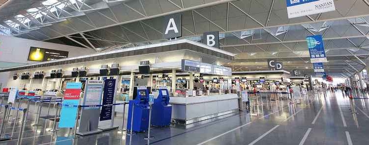 А после этого им еще надо было лететь… В индонезийском аэропорту на головы пассажиров посыпался потолок