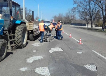 Николаевская Служба автодорог продолжает пломбировать дыры на дорогах