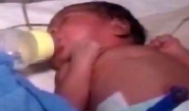 В Индии тоже есть матери-кукушки: в компостной яме откопали заживо похороненную новорожденную девочку