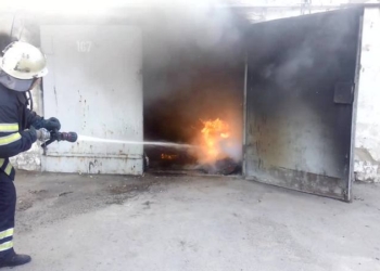 В Николаеве на Казарского горел гараж