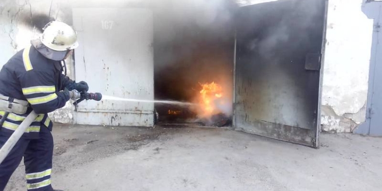В Николаеве на Казарского горел гараж