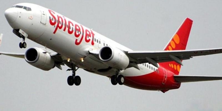 В Индии самолет совершил экстренную посадку из-за «крайне острого» запаха в туалете