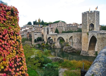 Ох, уж эти опыты: в испанской Каталонии река стала ядовито-зеленого цвета