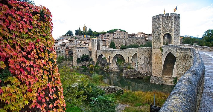 Ох, уж эти опыты: в испанской Каталонии река стала ядовито-зеленого цвета