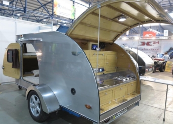 Путешествовать с комфортом. В Украине представлены компактные теардроп кемперы отечественного производства