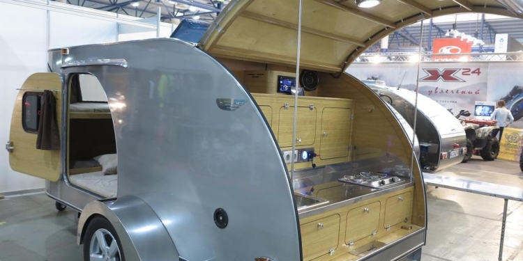 Путешествовать с комфортом. В Украине представлены компактные теардроп кемперы отечественного производства