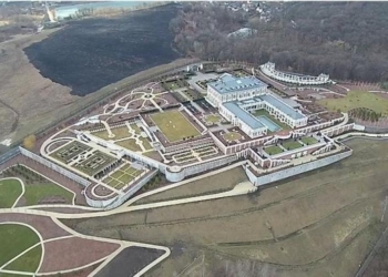 Миллиардер Косюк построил себе «Версаль» возле Феофании