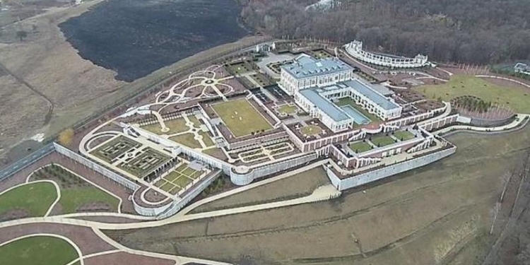 Миллиардер Косюк построил себе «Версаль» возле Феофании