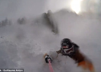 Мало кто выживает во время схода лавины. Французский лыжник смог и снял это на видео