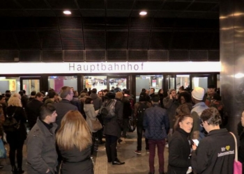 В немецком Дюссельдорфе человек с топором напал на людей на вокзале – есть пострадавшие