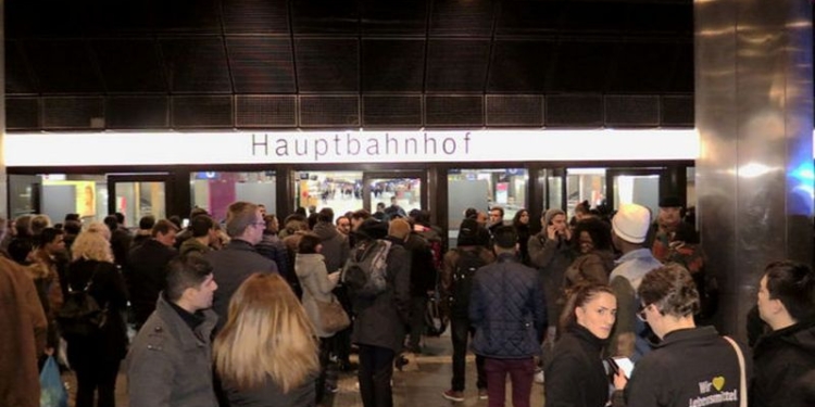 В немецком Дюссельдорфе человек с топором напал на людей на вокзале – есть пострадавшие