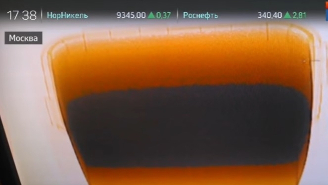 В цветах Правого сектора. В РФ разоблачили контрабанду: черную икру прятали в красной