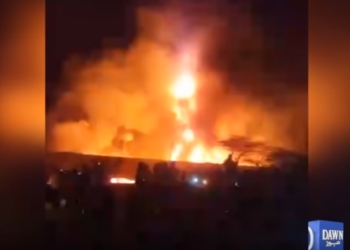 В Пакистане после столкновения с нефтяной цистерной загорелся пассажирский поезд. Есть жертвы