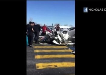 В Канаде упали сразу 2 самолета. Один врезался в торговый центр, другой рухнул на стоянку