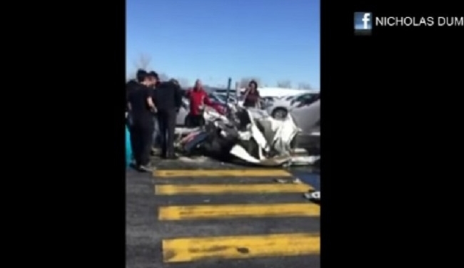 В Канаде упали сразу 2 самолета. Один врезался в торговый центр, другой рухнул на стоянку