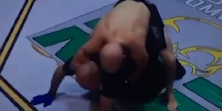 Боец ММА попытался задушить судью, зафиксировавшего его поражение