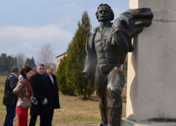 Во Львовской области неизвестные отпилили запястье руки памятника Ивану Франко