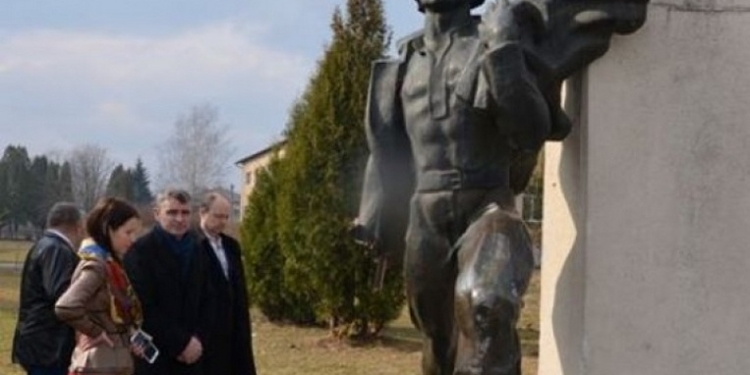 Во Львовской области неизвестные отпилили запястье руки памятника Ивану Франко