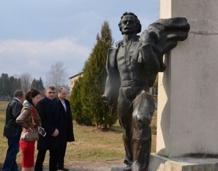 Во Львовской области неизвестные отпилили запястье руки памятника Ивану Франко 1