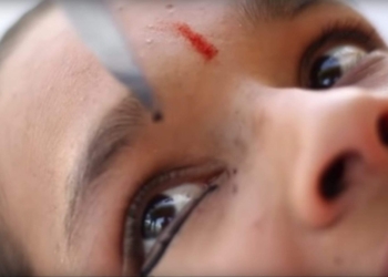 Не повторять. Юная йогиня красит глаза ножом, зажатым коленями