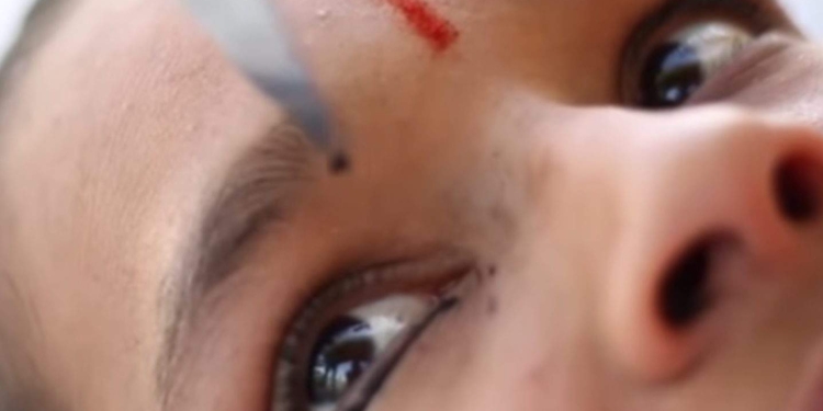 Не повторять. Юная йогиня красит глаза ножом, зажатым коленями