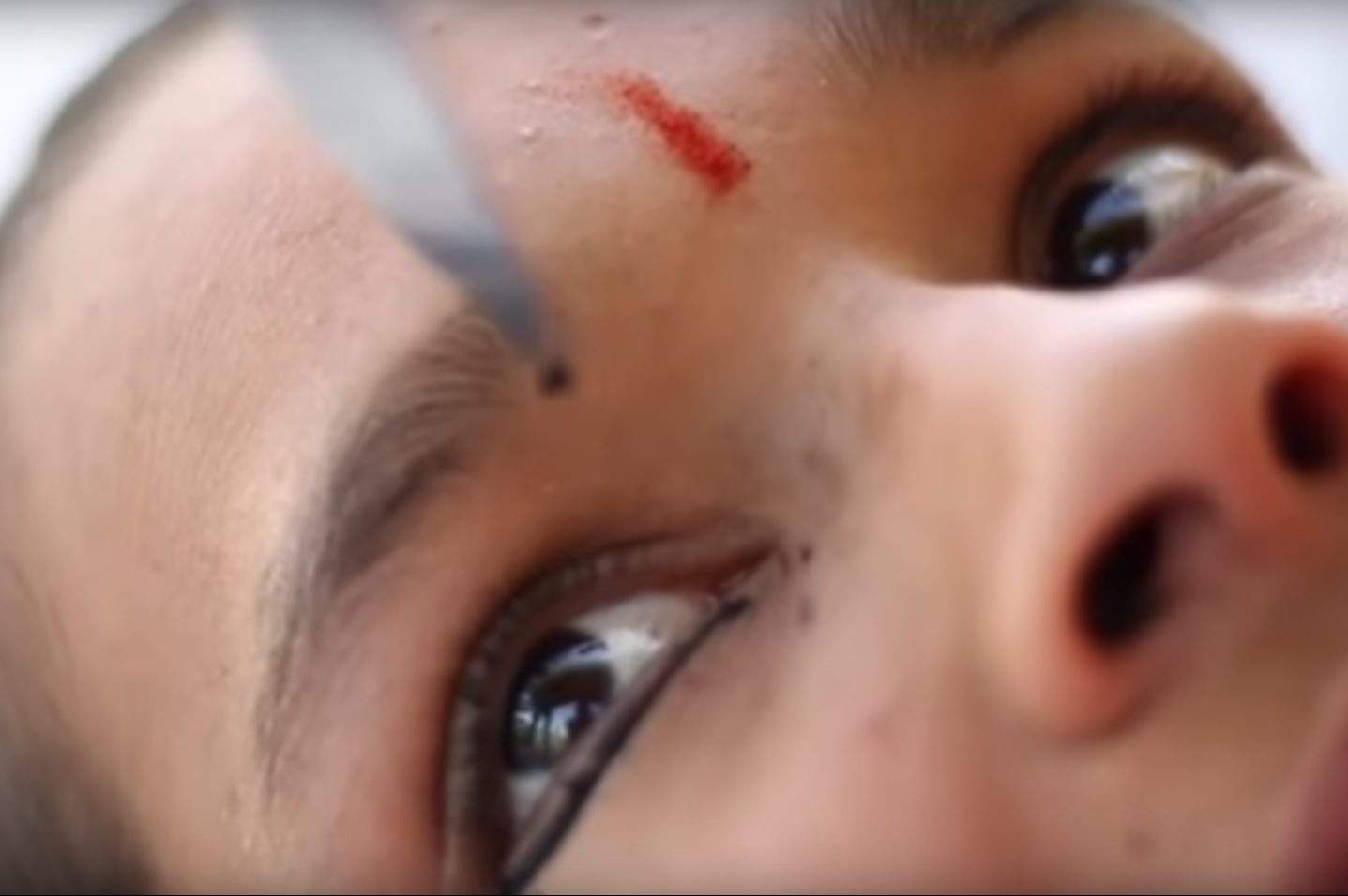 Не повторять. Юная йогиня красит глаза ножом, зажатым коленями