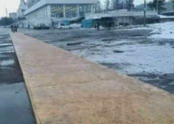 В РФ на старый асфальт положили…паркет. Сказали, так дешевле