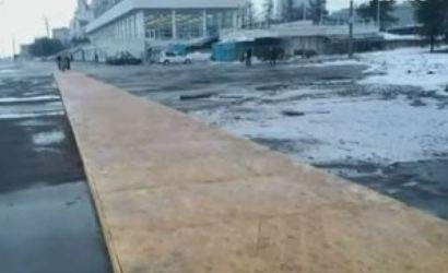 В РФ на старый асфальт положили…паркет. Сказали, так дешевле