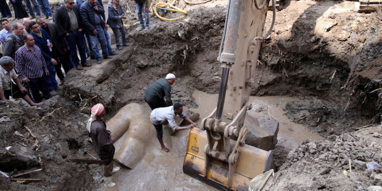 В Египте из мусора откопали огромную статую фараона