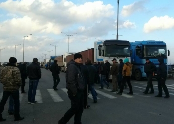 Трасса Киев-Одесса перекрыта возле Умани. Люди требуют честного взвешивания грузовиков. Вспоминают и Николаев