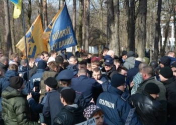 Драка на могиле. В Каневе на Тарасовой горе заблокировали активистов “Украинского выбора”